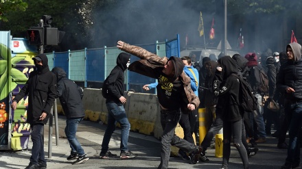 Francia: Ajaccio, violenti scontri prima di comizio Le Pen ad Ajaccio