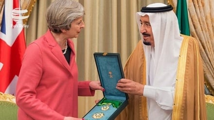 Ərəbıstoni podşo bə Britaniya i minə vəzir fəxri nışonə doşe.