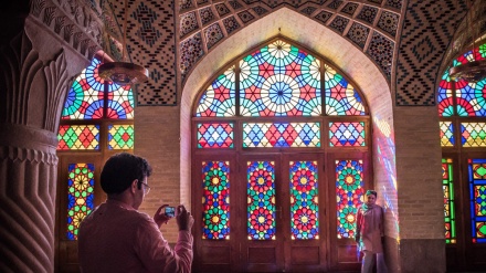 Noruz turistas visitam  o  Casarão de Qavam  e a mesquita de Nasir ol Molk 