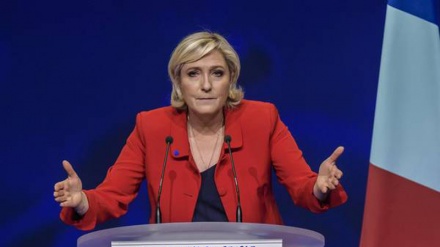 Francia: Le Pen fa ritirare bandiera Ue da studio tv