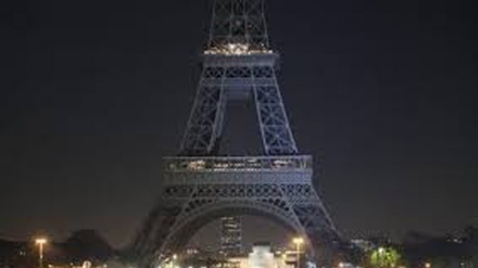 ”Eiffel” fik dritat në nderim të viktimave të sulmeve terroriste në Teheran