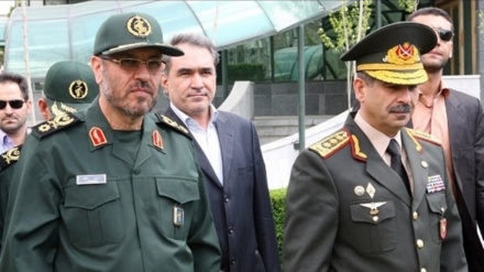 Iran, ministro Difesa Azerbaigian in visita al museo Rivoluzione Islamica