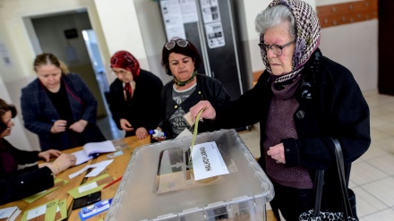 Turcos começam a votar em referendo sobre os poderes de Erdogan