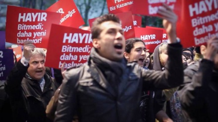 Turchia, enorme  folla  contro Erdogan