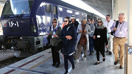 国際観光列車、イラン中部イスファハーンに到着