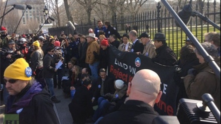 カナダで、アメリカの環境政策に反対するデモ行進が実施