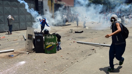 Conflitos continuam entre policiais e manifestantes na Venezuela