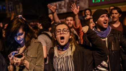 Пирӯзии заифи мувофиқони ислоҳи Қонуни асосии Туркия ва эътирози мухолифон