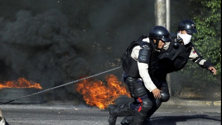 Mais de 70 civis detidos na Venezuela são levados a tribunais militares