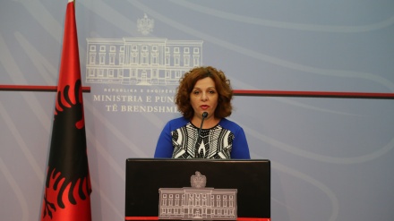 Huffington Post: Elona Gjebrea përkrah 