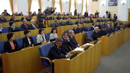 Парлумони Тоҷикистон дасти маъмурони амниятиро баст