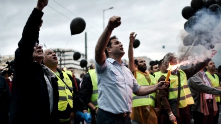 Geriechisches Parlament verabschiedet Sparprogramm/Proteste der Rentner