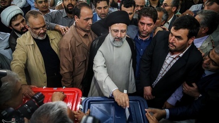 Raeisi casts his votes in Tehran