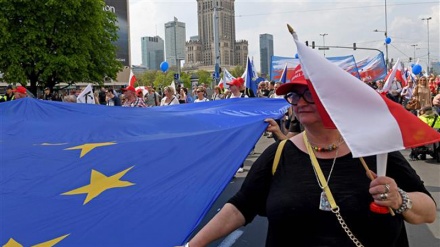 Poles march in thousands against government policies
