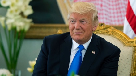 “Блумберг”: Трамп таҳдиде барои иқтисоди Амрикост