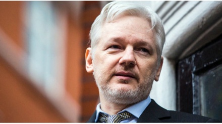 Assange a Comey: WikiLeaks sarebbe felice di assumerti