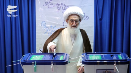 Fotos+Video: Jurisconsultos religiosos iraníes  acuden a urnas en jornada electoral de este viernes