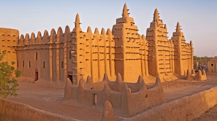 An Gudanar Da Aikin Gyaran Masallacin Laka Mafi Girma A Duniya Da Ke Mali