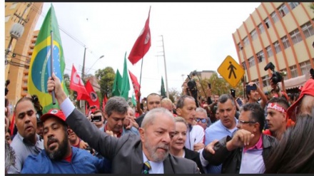 Lula chega a Polícia Federal para depor