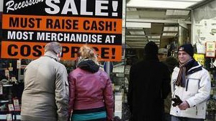 Usa, la fiducia dei consumatori scende a un nuovo minimo