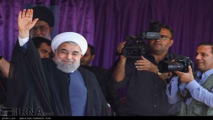 Rouhani visits supporters in Isfahan