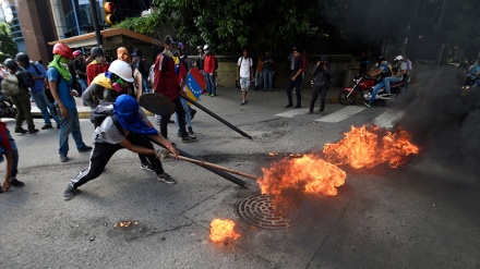 Vazhdojnë protestat e opozitarëve në Venezuelë