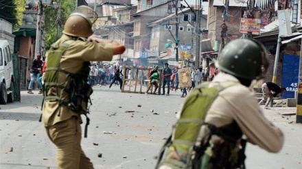 India imposes curfew in Kashmir, locals defy ban