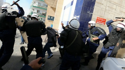 阿勒哈里发政权士兵冲击巴林游行民众