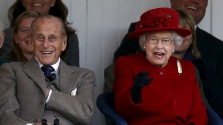 Família real britânica convoca reunião de emergência no Palácio de Buckingham