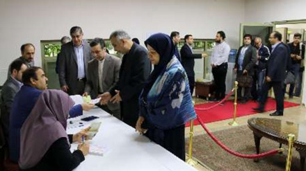 Fotos+Video:  Sigue minuto a minuto la votación que decidirá la presidencia de Irán