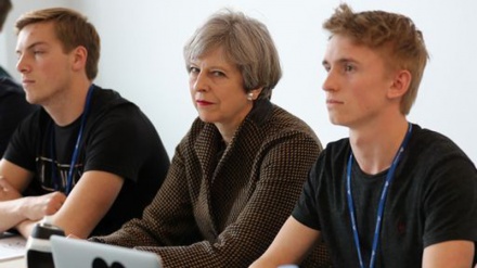 Theresa May a elettori: datemi mandato forte come quello di Macron