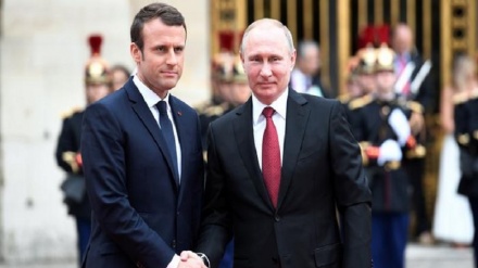 Em Versalhes, Macron confronta Putin