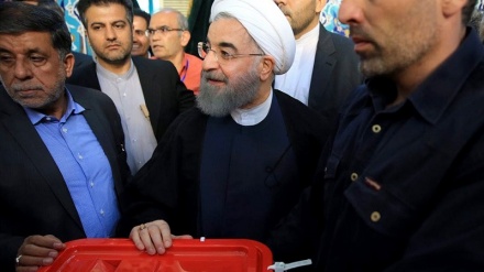イラン大統領選挙と市町村議会選挙、イランの高官が投票（画像）
