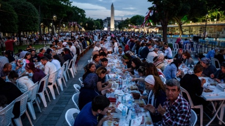 世界各地のモスクで、断食終了後の夕食エフタールが提供（写真）