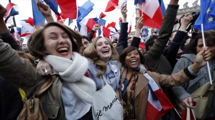 Franceses celebram a vitória do presidente eleito Macron 