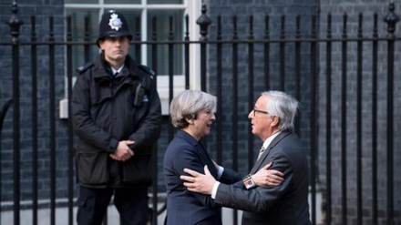 Brexit, Juncker elogia premier Gb: Theresa May è donna coriacea