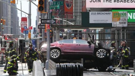 New York, auto contro pedoni sul marciapiede a Times Square: un morto e 13 feriti