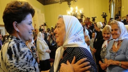 Mães da Plaza de Mayo entregaram  lenço branco a Dilma Rousseff 