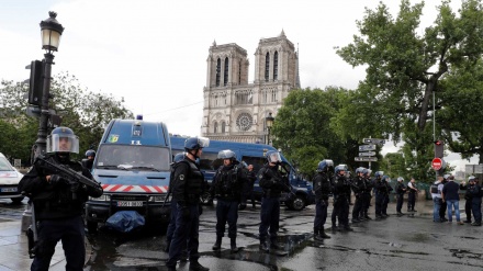 França: Polícia atira em homem com martelo na catedral de Notre Dame em Paris