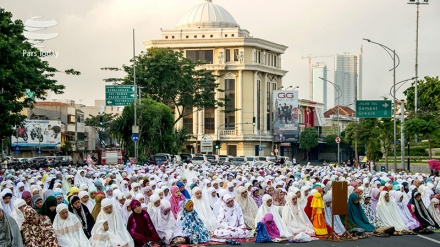 イスラム諸国の一部で、今日は断食明けの祝祭