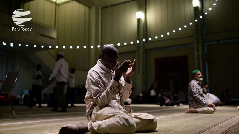 Seorang muslim sedang berdoa selesai shalat