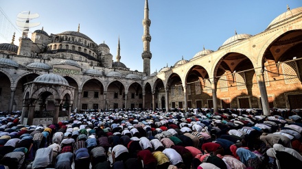 Muçulmanos celebram Eid al-Fitr em vários países