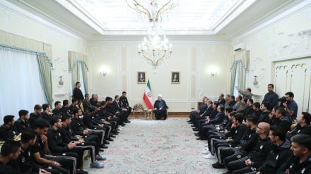 サッカーのイラン代表チームの選手や監督・コーチ陣が大統領と会談