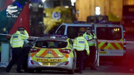 O carro atropelou os adoradores muçulmanos no Reino Unido