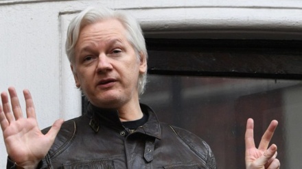 Assange annuncia negoziati con autorità GB