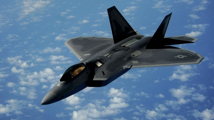 রুশ প্রতিরক্ষামন্ত্রীর বিমানের দিকে এগিয়ে যাওয়ার চেষ্টায় তাড়া খায় এফ-১৬ 