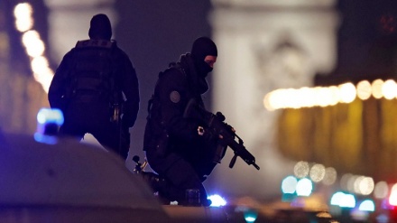 Motorista tenta atropelar fiéis em frente a mesquita na França