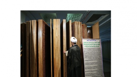 Iran, la grande copia del Corano di vetro acrilico in mostra a Teheran