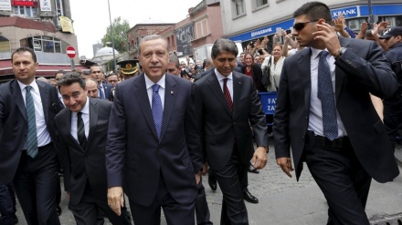 Presidentit Erdogan i bie të fikët në kohën e faljes së namazit të Fiter Bajramit