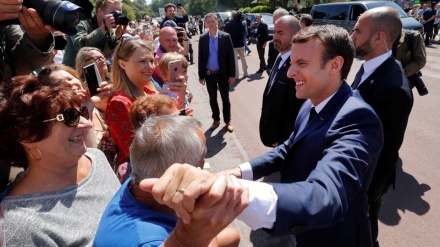 Fransa'da ilk sonuçlar Macron'un yüzünü güldürdü